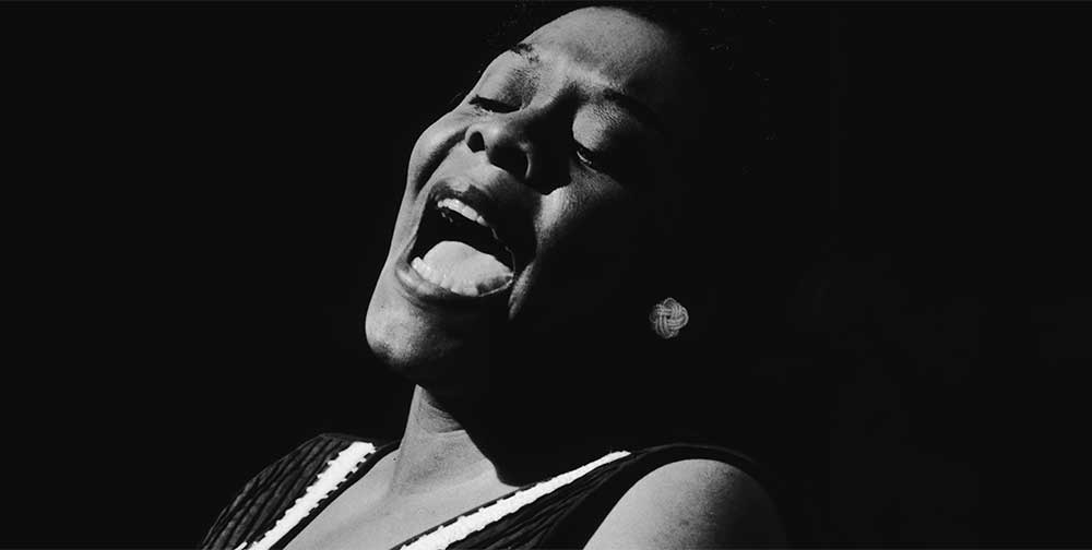 Portrait en noir et blanc de Dinah Washington chantant