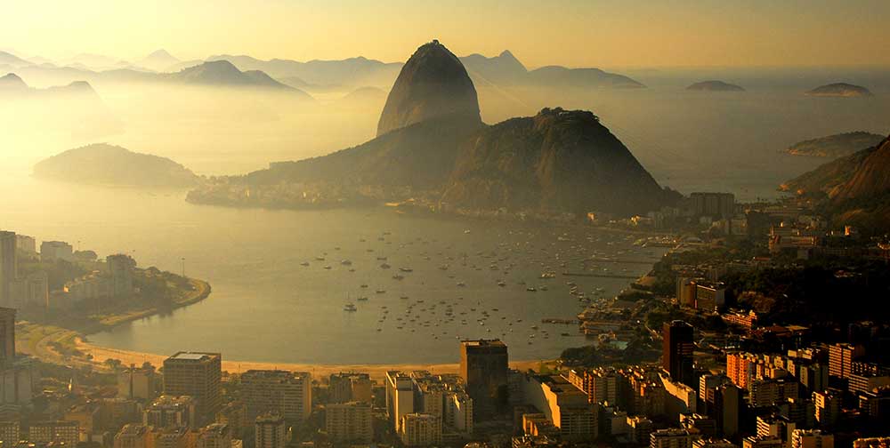 Photographie couleur de paysage du mont du Pain de Sucre à Rio de Janeiro, Brésil.