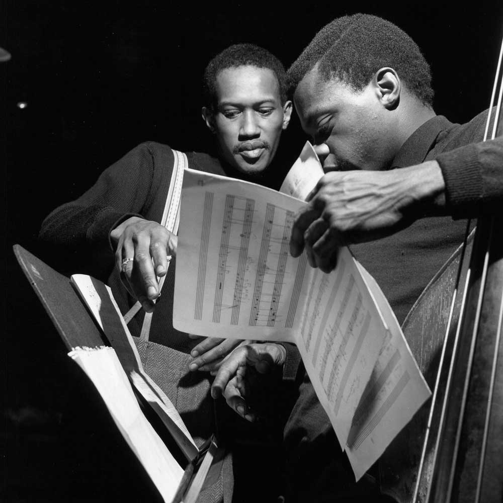 Photographie en noir et blanc des musiciens Don Cherry et Henry Grimes en train de répéter.