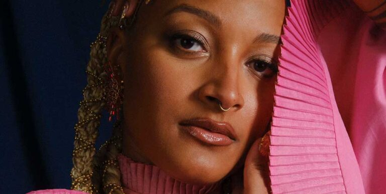 Photo portrait couleur en gros plan de Nubya Garcia, musicienne, compositrice et chef d'orchestre. Album 