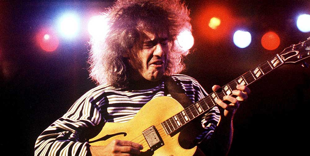 Portrait en couleur du guitariste Pete Metheny en concert