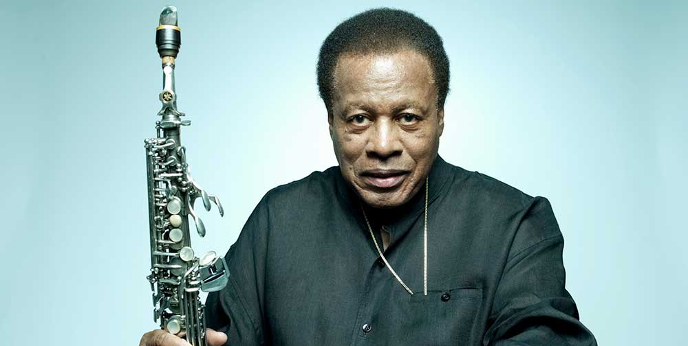 Portrait en couleur du musicien Wayne Shorter.