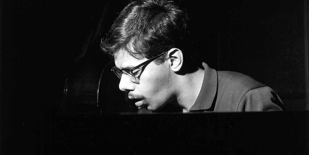 Portrait en noir et blanc du pianiste de jazz Chick Corea par Francis Wolff