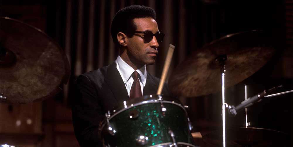 Portrait en couleur de Max Roach jouant de la batterie