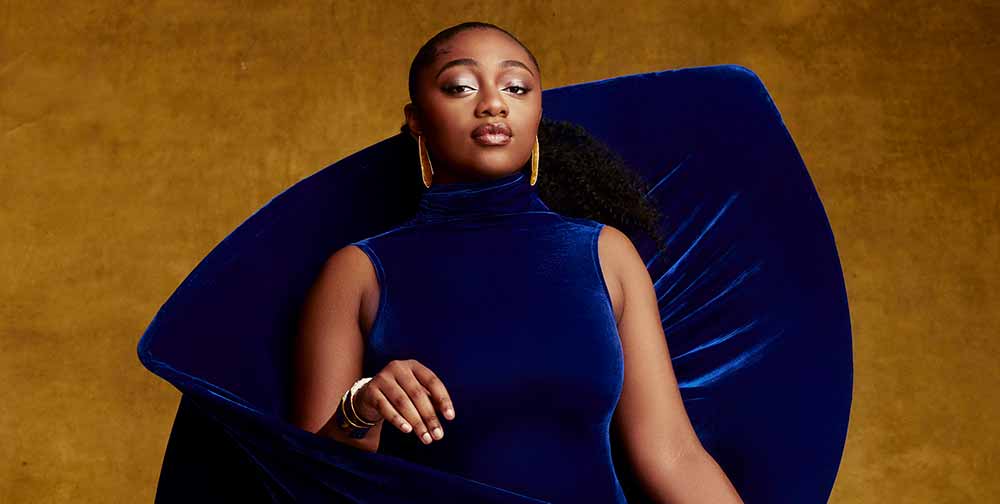 Portrait de la chanteuse de jazz Samara Joy