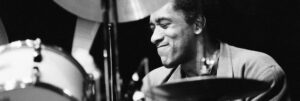 Photo noir et blanc du batteur Al Foster en train de jouer sur scène sur le site de vente de vinyles jazz Everything jazz.