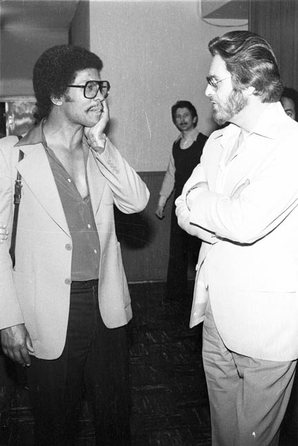 Herbie Hancock et Bill Evans discutant debout, face à face. Photo noir et blanc de 1980.
