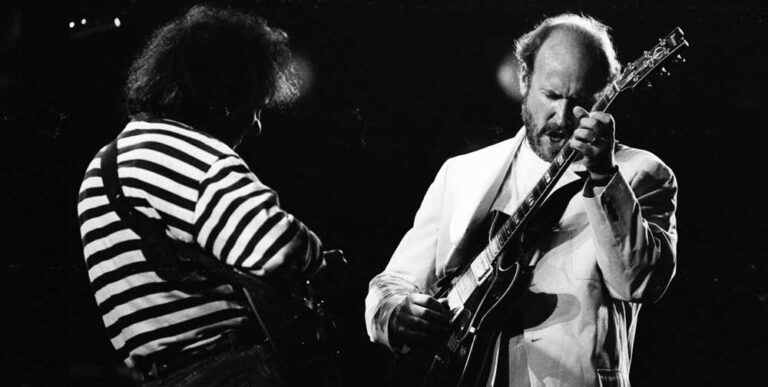 Photo noir et blanc de Pat Metheny and John Scofield sur scène. Site de vente de vinyle jazz Everythingjazz.fr