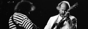 Photo noir et blanc de Pat Metheny and John Scofield sur scène. Site de vente de vinyle jazz Everythingjazz.fr