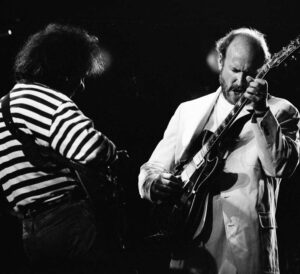 Photo noir et blanc de Pat Metheny and John Scofield sur scène. Site de vente de vinyle jazz Everythingjazz.fr