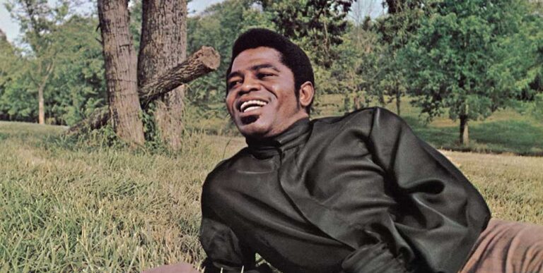 Photo de James Brown allongé dans l'herbe, souriant. Photo originale de la couverture de l'album 